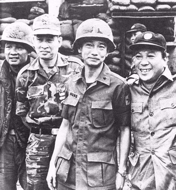 Nguyễn Văn Thiệu thị sát An Lộc. Nguyễn Văn Thiệu thị sát An Lộc.