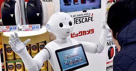 Pepper đang tiếp xúc với khách hàng ở Nhật Bản.