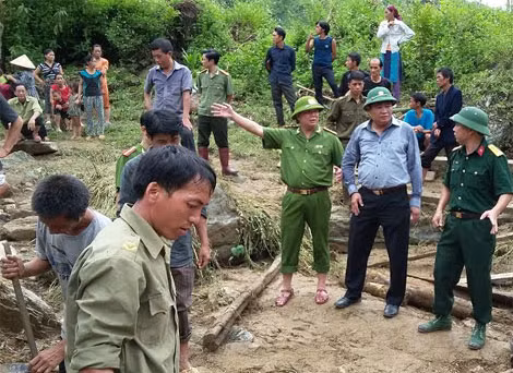 Lực lượng chức năng đến hiện trường tìm kiếm nạn nhân.