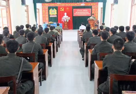 Đồng chí Hoàng Duy Chinh - Phó chủ tịch UBND tỉnh trao quà cho các chiến sỹ mới. Đồng chí Hoàng Duy Chinh - Phó chủ tịch UBND tỉnh trao quà cho các chiến sỹ mới.