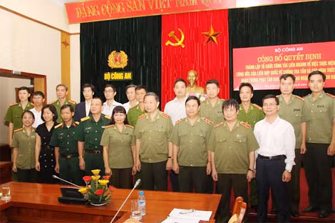 Thứ trưởng Tô Lâm cùng các đại biểu dự buổi làm việc.