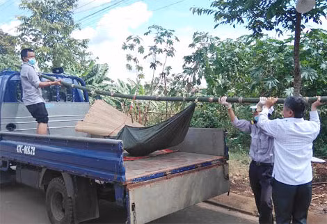 Xác của nạn nhân được đưa về Bệnh viện Đắk Lắk để khám nghiệm.