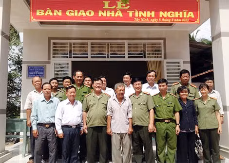 Đoàn công tác Tổng cục Hậu cần – Kỹ thuật cùng các cấp chính quyền địa phương bên căn nhà mới của ông Gọi và ông Tảng.