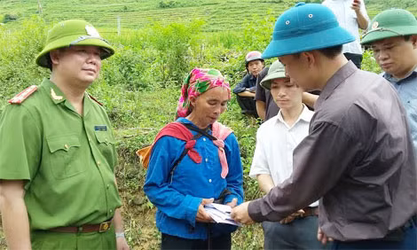 Công an tỉnh Hà Giang và lãnh đạo huyện Vị Xuyên thăm hỏi và trao tiền ủng hộ cho người nhà chị Mảy.