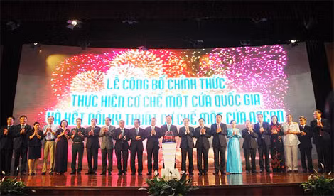 Thủ tướng Nguyễn Tấn Dũng; các Phó Thủ tướng Vũ Văn Ninh, Phạm Bình Minh và lãnh đạo các bộ tham dự lễ công bố chính thức thực hiện Cơ chế một cửa quốc gia và kết nối kỹ thuật Cơ chế một cửa ASEAN. Thủ tướng Nguyễn Tấn Dũng; các Phó Thủ tướng Vũ Văn Ninh, Phạm Bình Minh và lãnh đạo các bộ tham dự lễ công bố chính thức thực hiện Cơ chế một cửa quốc gia và kết nối kỹ thuật Cơ chế một cửa ASEAN.