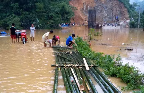 Người dân đóng bè để di chuyển.