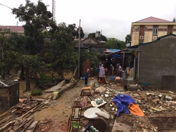 Cận cảnh nơi cơn lũ “quét” qua.