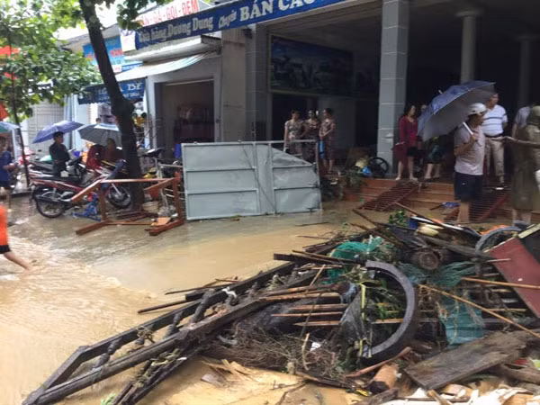 Hiện trường ngổn ngang trận lũ quét ở thị trấn Tuần Giáo ngày 1/8.