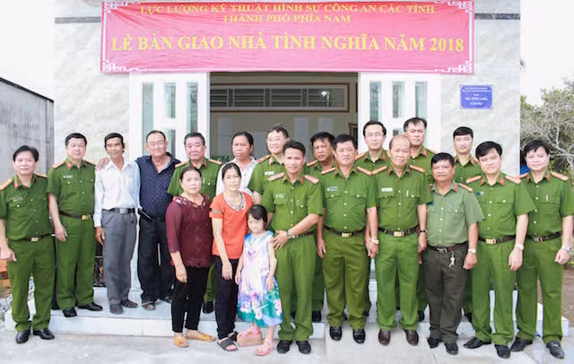 Lực lượng kỹ thuật hình sự trao nhà cho gia đình đồng chí Luận. Lực lượng kỹ thuật hình sự trao nhà cho gia đình đồng chí Luận.