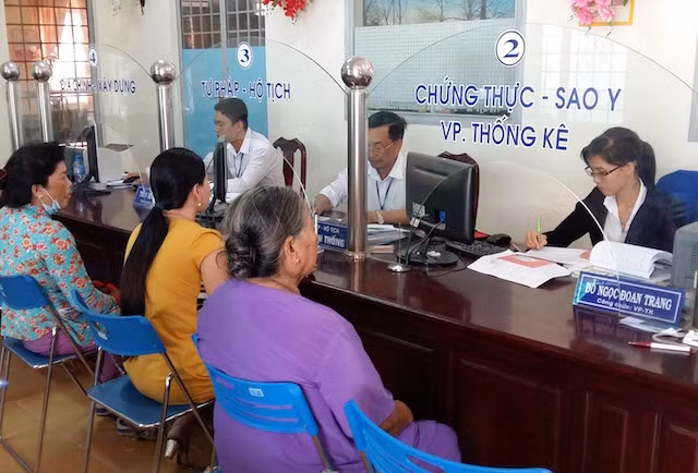 Cán bộ phường Trà Nóc (quận Bình Thuỷ) giải quyết thủ tuc hành chính cho người dân tại bộ phận một cửa.
