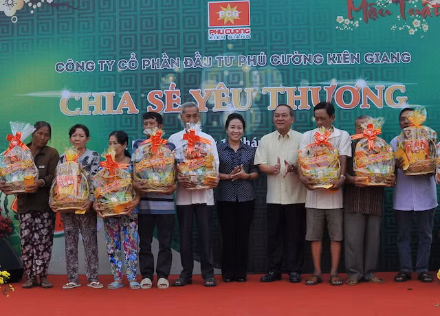 Lãnh đạo Tỉnh uỷ Kiên Giang và Tập đoàn Phú Cường trao quà cho người dân.
