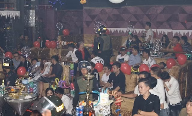 Công an TP Cần Thơ kiểm tra, phát hiện hàng loạt thanh niên sử dụng ma túy trong quán bar.