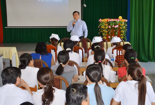 Bác sỹ Trần Kiến Vũ, Giám đốc Bệnh viện đa khoa tỉnh Trà Vinh phát biểu tại buổi tập huấn.