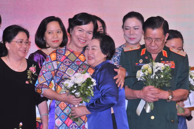 Chủ tịch Hội đồng quản lý Quỹ Hòa Bình Mỹ Lai – bà Trương Ngọc Thủy trao hoa, cảm ơn bà Mai Thị Hạnh, phu nhân nguyên Chủ tịch nước Trương Tấn Sang (thành viên Ban cố vấn).