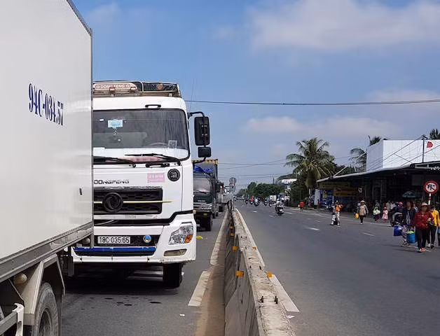 Phương tiện ùn tắc kéo dài trên quốc lộ 1.