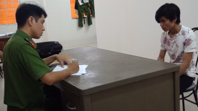 Lực lượng chức năng làm việc với Nguyễn Văn Bảo. Lực lượng chức năng làm việc với Nguyễn Văn Bảo.