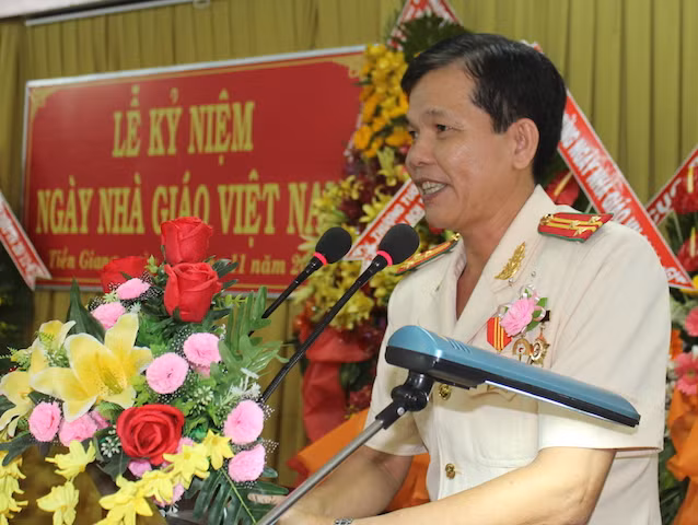 Thượng tá Đoàn Văn Dũng, Phó Hiệu trưởng Trường Văn hoá II đã đọc diễn văn ôn lại truyền thống 36 năm ngày truyền thống. Thượng tá Đoàn Văn Dũng, Phó Hiệu trưởng Trường Văn hoá II đã đọc diễn văn ôn lại truyền thống 36 năm ngày truyền thống.