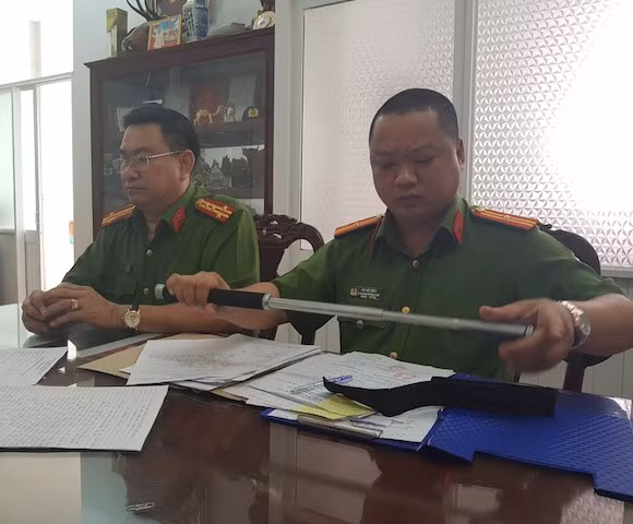 Gậy 3 khúc bằng kim loại được thu giữ.