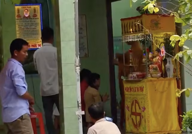 Gia đình lo hậu sự cho các nạn nhân.