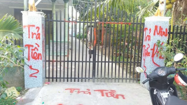 Các đối tượng vẽ sơn, rải vàng mã để đòi nợ.