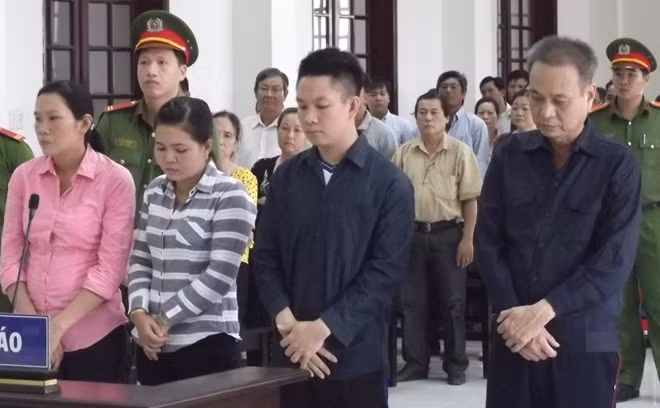 Nhóm 4 bị cáo tại phiên toà.