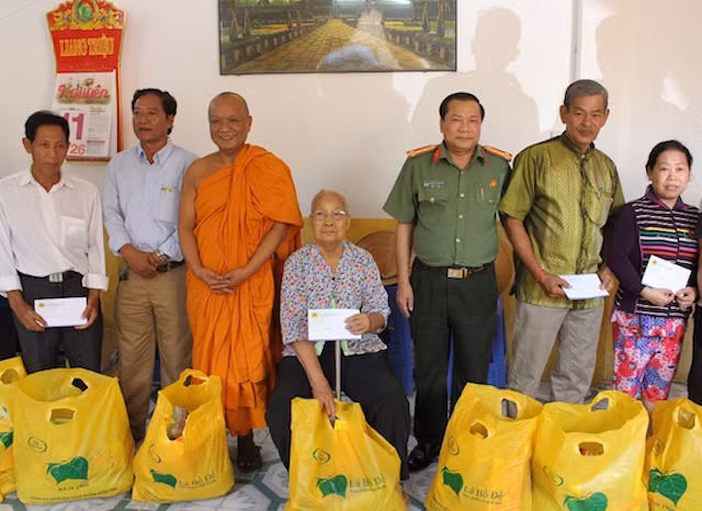 Đại tá Nguyễn Văn Thuận, Phó Giám đốc Công an TP Cần Thơ tặng quà cho bà con Đại tá Nguyễn Văn Thuận, Phó Giám đốc Công an TP Cần Thơ tặng quà cho bà con