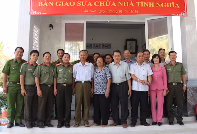 Công an TP Cần Thơ trao nhà nghĩa tình đồng đội cho cán bộ chiến sĩ.