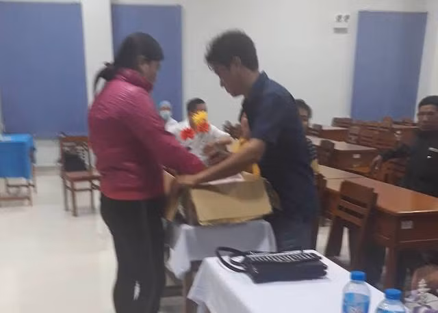Người nhà mang 2 thi thể sơ sinh đến bệnh viện vào tối 15-9. Người nhà mang 2 thi thể sơ sinh đến bệnh viện vào tối 15-9.
