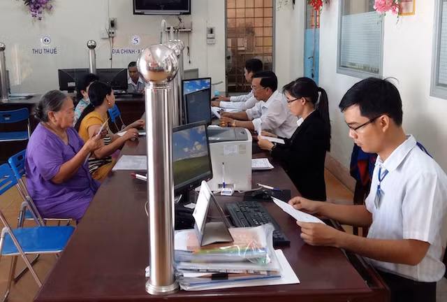 Cán bộ phường Trà Nóc giải quyết thủ tuc hành chính cho người dân tại bộ phận một cửa.