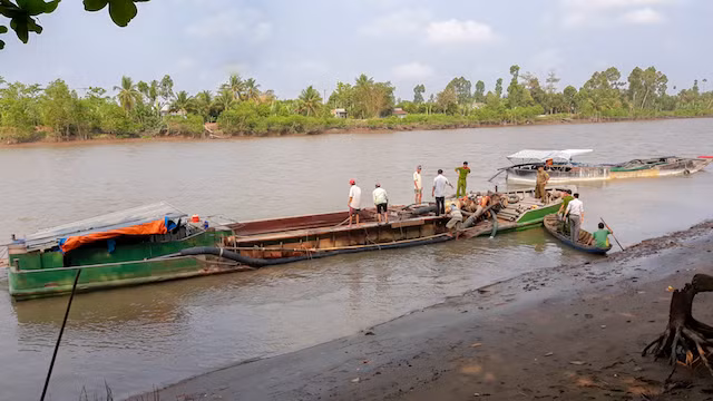 Lực lượng chức năng kiểm tra các thiết bị dùng để hút cát “trộm” trên hai phương tiện.