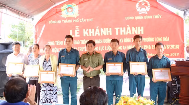 Đại tá Đinh Văn Nơi, Phó Giám đốc Công an TP Cần Thơ trao khen cho các cá nhân.