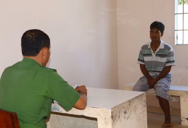 Nghi phạm bị tạm giữ để điều tra.