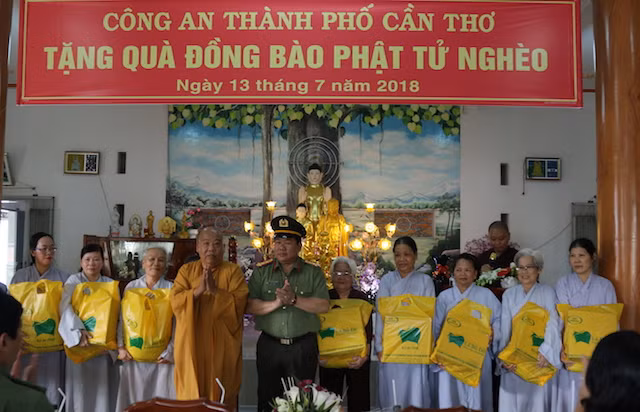 Đại tá Lương Văn Bền, Phó giám đốc Công an TP Cần Thơ tặng cho đồng bào phật tử.