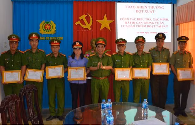 Đại tá Phan Thanh Quân trao khen cho các cá nhân có thành tích.