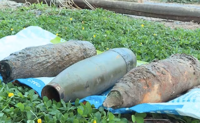 3 quả đạn pháo cỡ 105 mm cũng được thu gom.