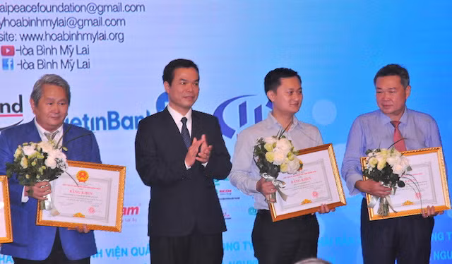 Lãnh đạo UBND tỉnh Quảng Ngãi tặng bằng khen cho các tổ chức, cá nhân đã có thành tích đóng góp, hỗ trợ các hoạt động từ thiện, nhân đạo của Quỹ Hòa Bình Mỹ Lai trên địa bàn tỉnh Quảng Ngãi giai đoạn 2016-2018.