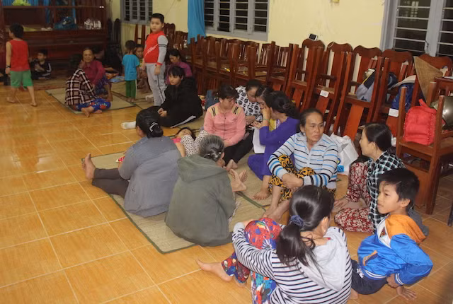 Người dân tránh, trú bão tại trụ sở UBND xã Phú Tân (huyện Gò Công Đông).