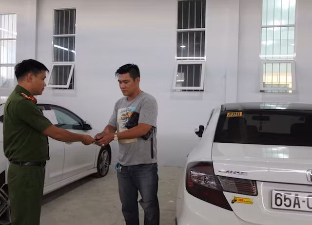 Cơ quan Công an trao trả xe cho bị hại.
