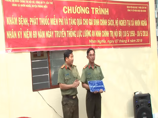 Thượng tá Đinh Văn Nơi, Phó Giám đốc Công an TP Cần Thơ trao quyết định tặng nhà “Nghĩa tình đồng đội” cho đồng chí Huỳnh Văn Thanh.