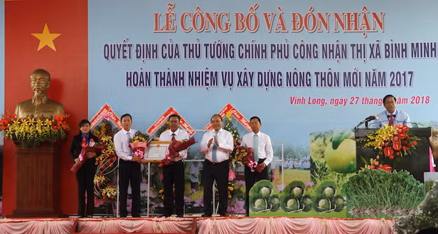 Thủ tướng Chính phủ trao Quyết định công nhận hoàn thành nhiệm vụ xây dựng nông thôn mới.