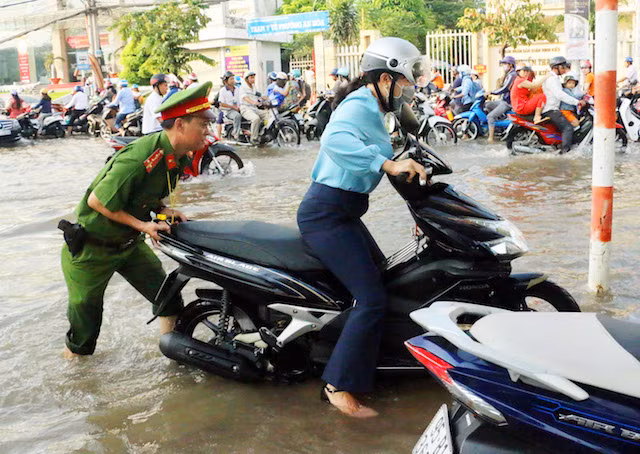 Lực lượng Công an túc trực, hỗ trợ người dân trong những ngày ngập nước.