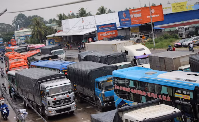 Ùn tắc diễn ra nghiêm trọng trên quốc lộ 1, liên tỉnh Cần Thơ - Hậu Giang kéo dài nhiều giờ đồng hồ.