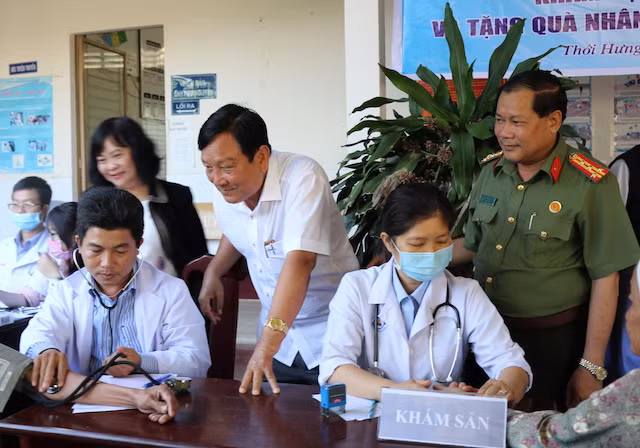 Lãnh đạo Công an TP Cần Thơ và Bệnh viện Đa khoa Hòa Hảo – Medic Cần Thơ tặng quà, tham gia khám bệnh cho người dân.