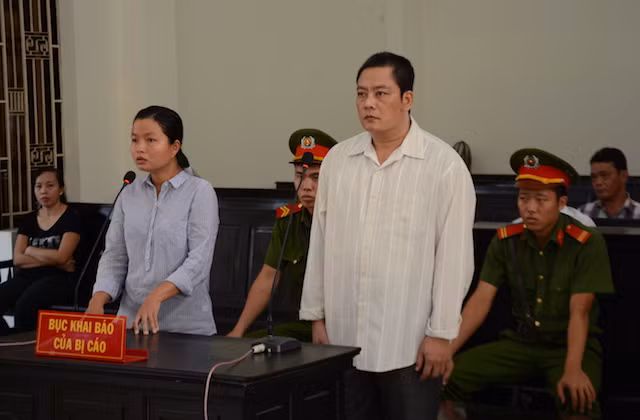 Hai bị cáo tại phiên tòa.