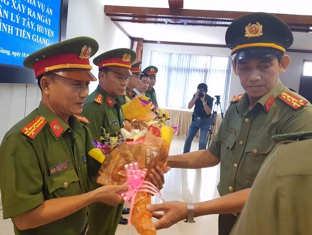 Đại tá Nguyễn Hữu Trí trao tặng bằng khen của UBND tỉnh Tiền Giang cho các đơn vị. Đại tá Nguyễn Hữu Trí trao tặng bằng khen của UBND tỉnh Tiền Giang cho các đơn vị.