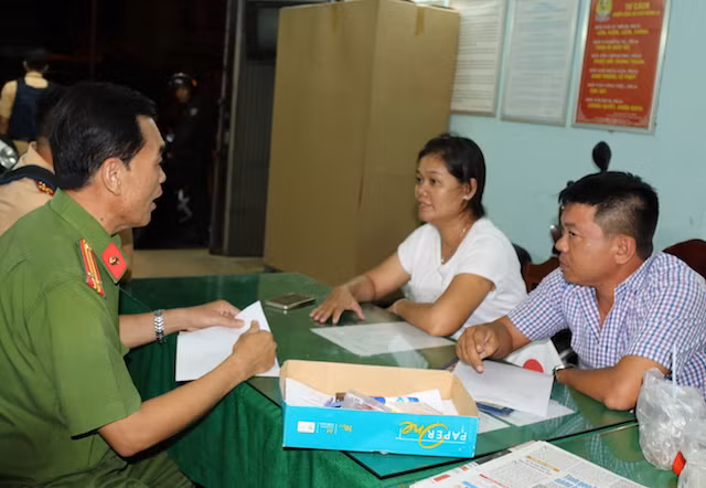 Việt và Lợi tại cơ quan điều tra.