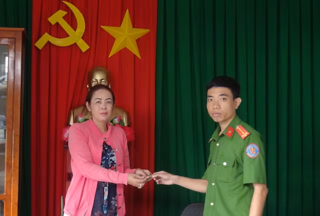 Công an phường 2 trao lại lắc vàng cho người dân đánh rơi.