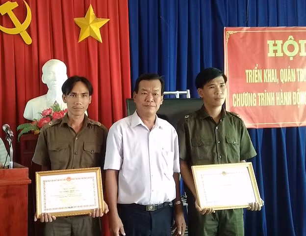 Hai Công an viên được trao khen khi có hành động dũng cảm cứu người. Hai Công an viên được trao khen khi có hành động dũng cảm cứu người.