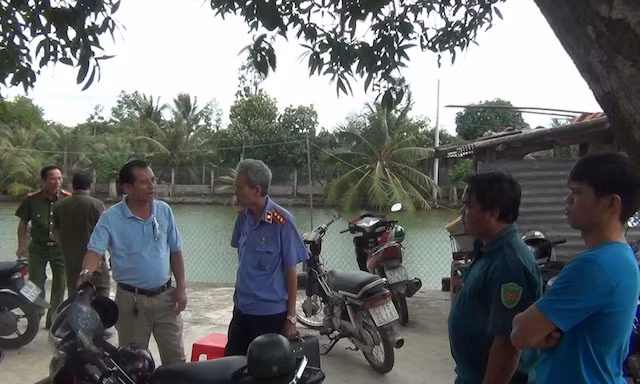 Cơ quan chức năng khám nghiệm hiện trường căn nhà xảy ra vụ án.
