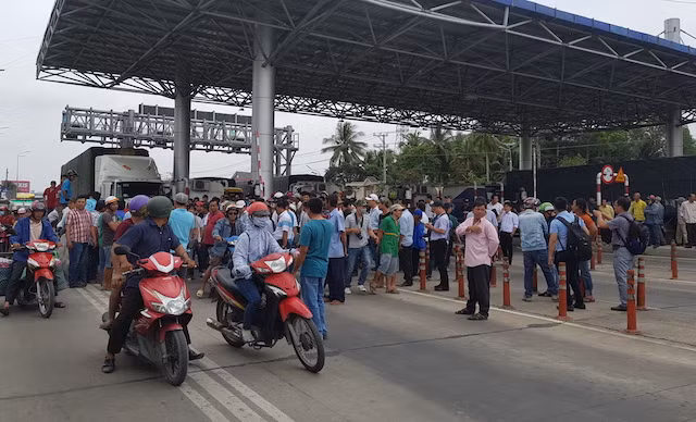 Hình ảnh hỗn loạn tại BOT Cần Thơ - Phụng Hiệp.